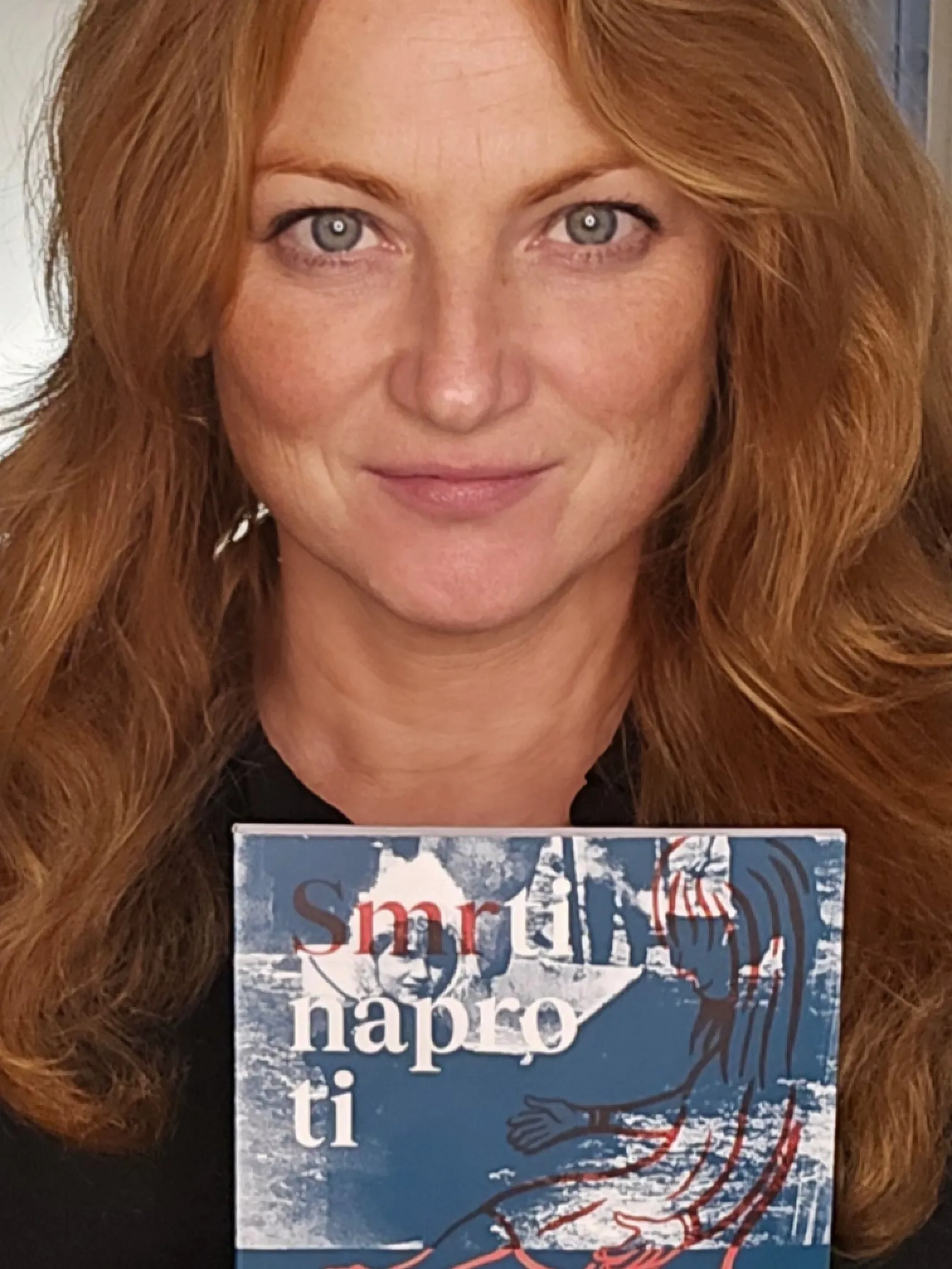Blanka Hašková s knihou Smrti naproti
